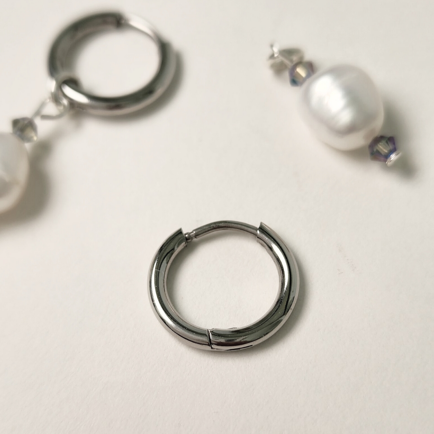 Huellas ⟡ Pearl Charm Silver Hoops