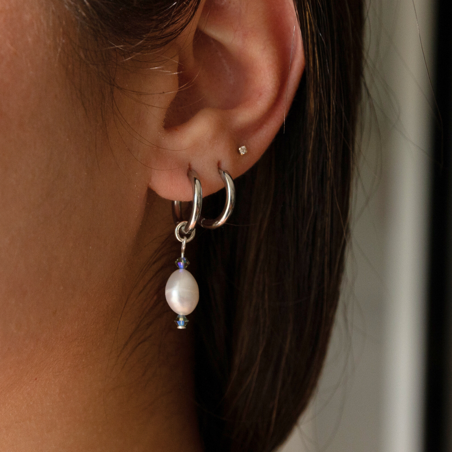 Huellas ⟡ Pearl Charm Silver Hoops