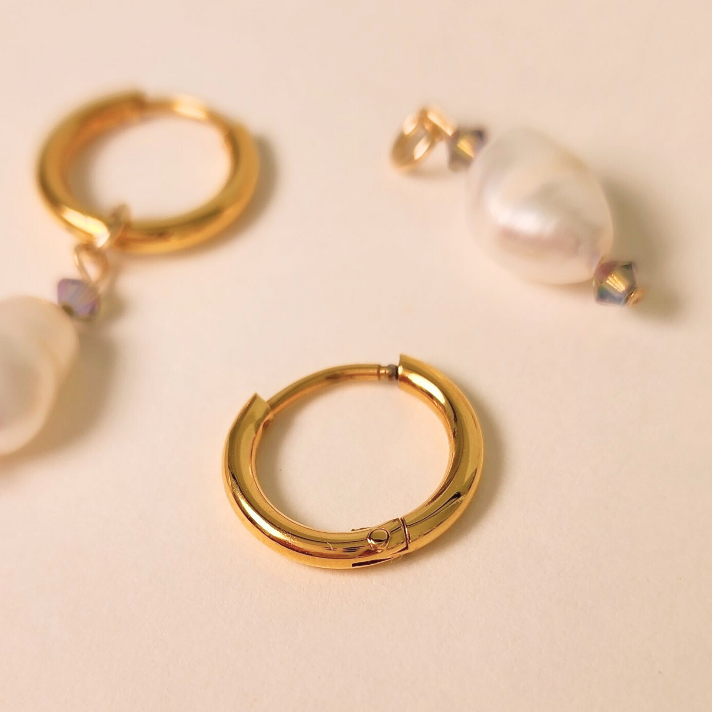 Huellas ⟡ Pearl Charm Gold Hoops