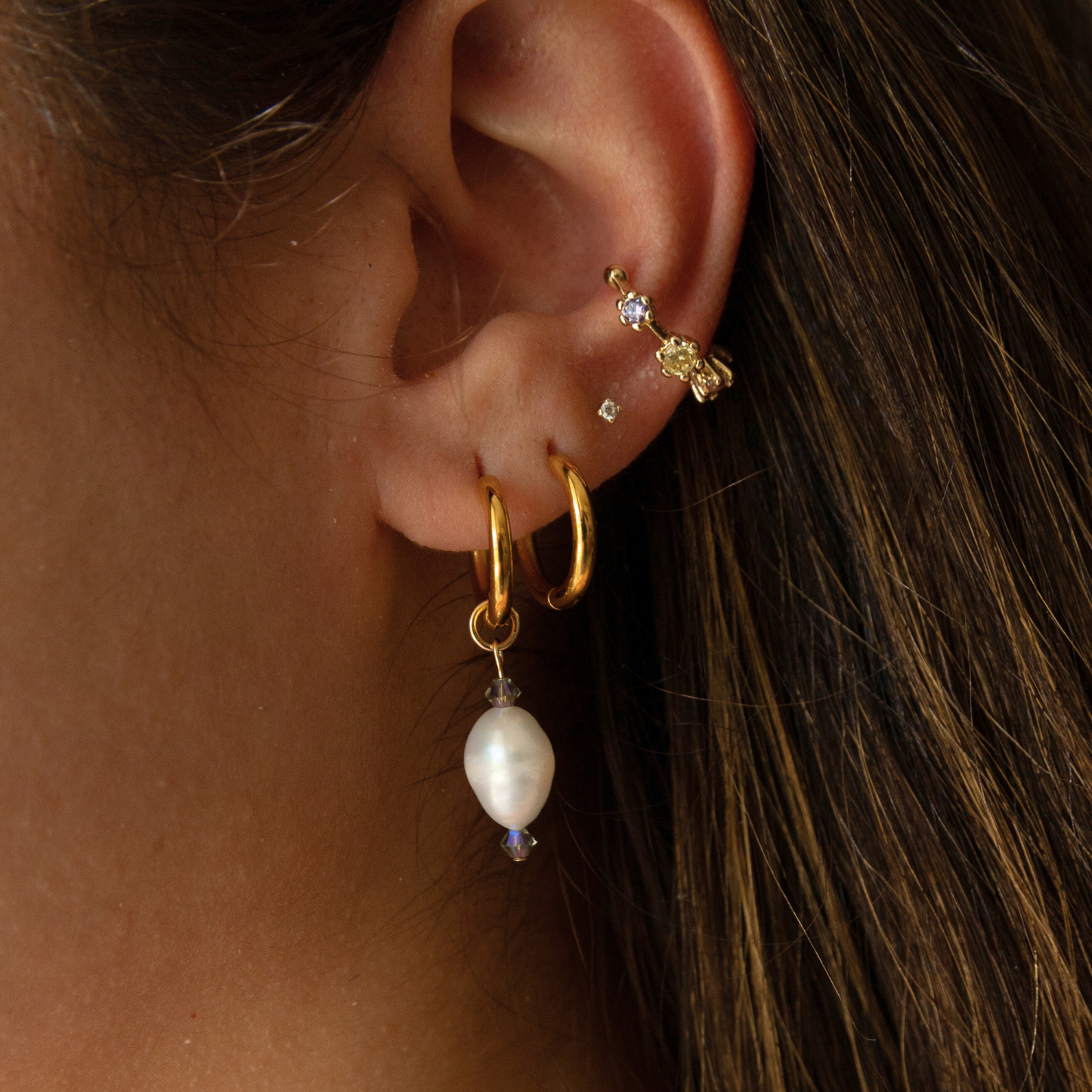 Huellas ⟡ Pearl Charm Gold Hoops