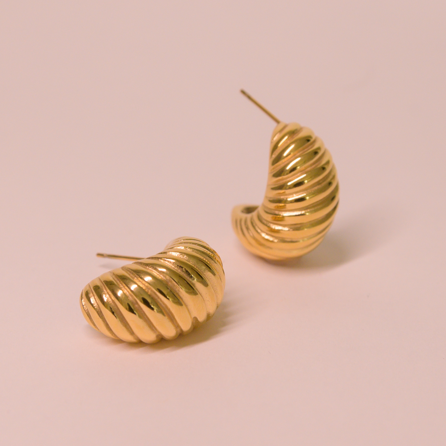 Valiosa ⟡ Gold Croissant Earrings