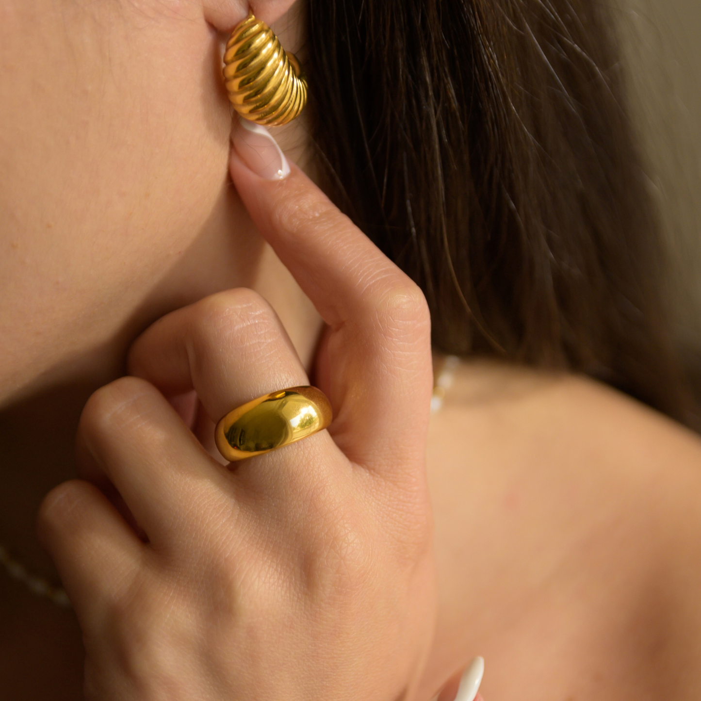 Valiosa ⟡ Gold Croissant Earrings